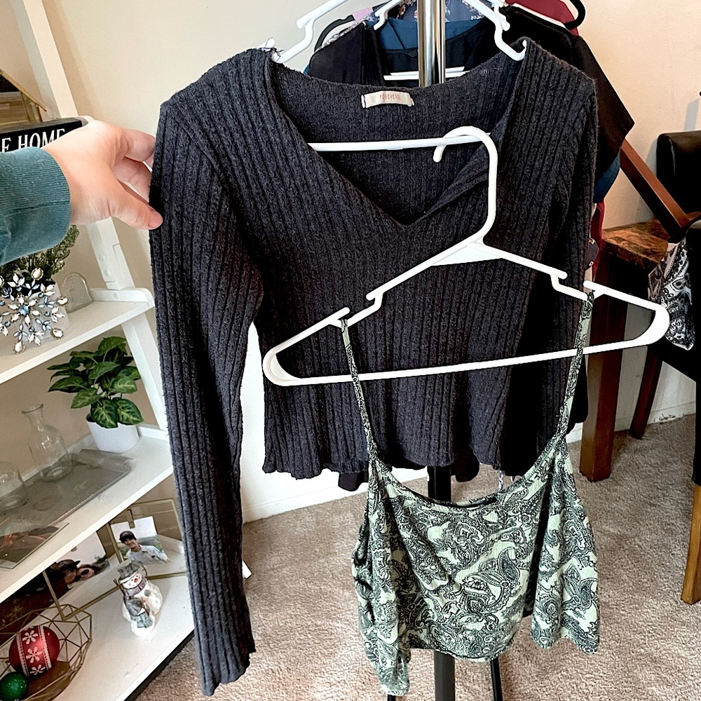 BUNDLE FOREVER 21 cropped tank & cropped sweater size Large